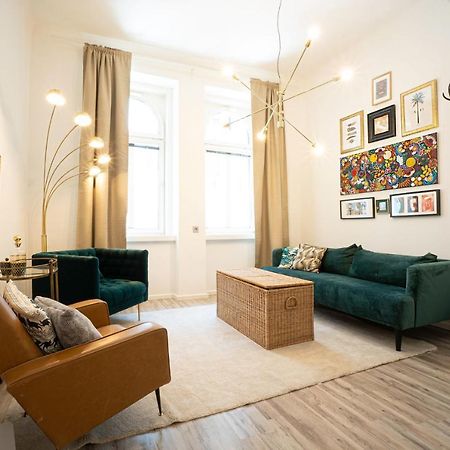 2-Room Apartment On The First Floor With Designer Renovation. Exit To The Courtyard. 15 Minutes To Schloss Schoenbrunn Wien Ngoại thất bức ảnh