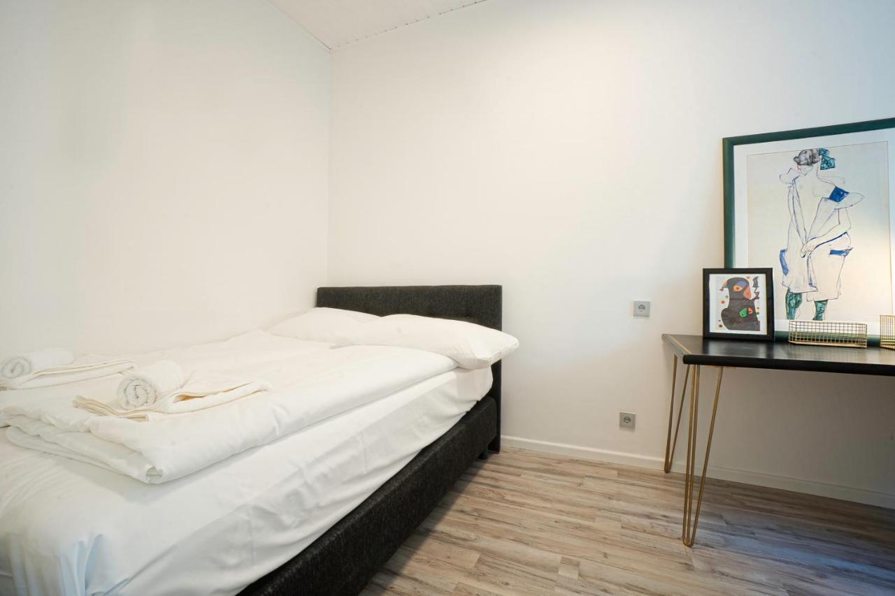 2-Room Apartment On The First Floor With Designer Renovation. Exit To The Courtyard. 15 Minutes To Schloss Schoenbrunn Wien Ngoại thất bức ảnh