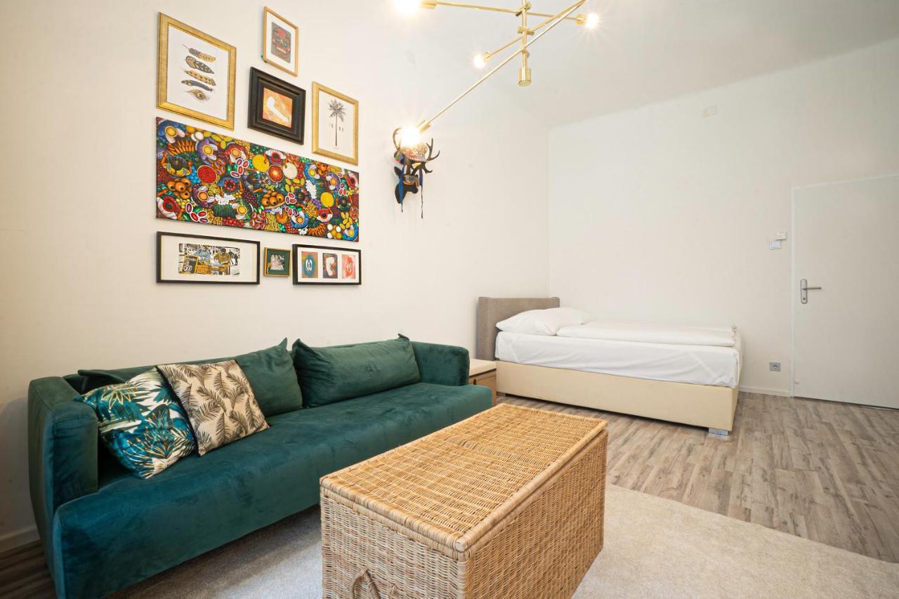 2-Room Apartment On The First Floor With Designer Renovation. Exit To The Courtyard. 15 Minutes To Schloss Schoenbrunn Wien Ngoại thất bức ảnh